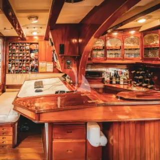 WHITEFIN - Bar & Captain's Desk