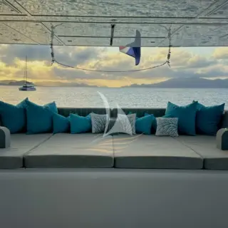 CHE - Space for lounging with a view. 