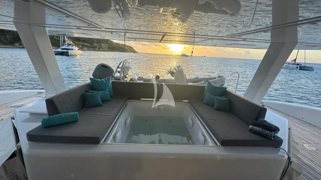 CHE - The new jacuzzi perfect for relaxing with a cocktail.