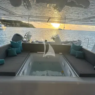 CHE - The new jacuzzi perfect for relaxing with a cocktail.