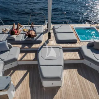 MAGIC MOMENTS 3 - Sistership (fore deck suntanning area)