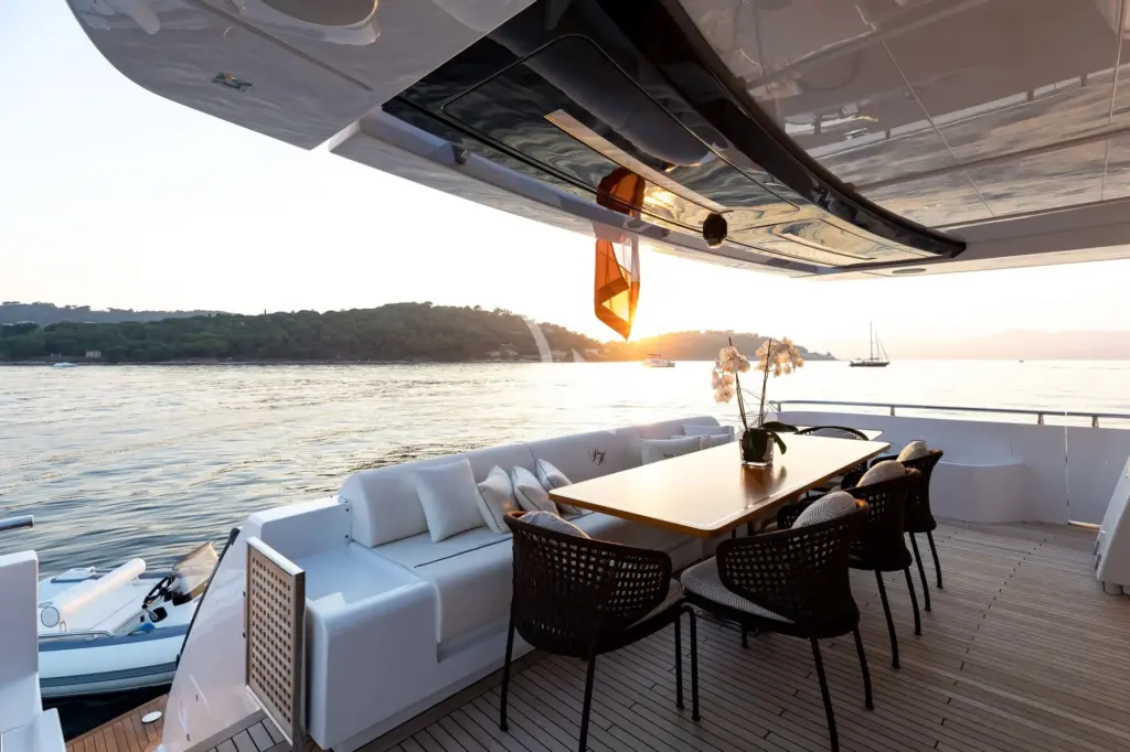 RAPH SEVEN II - Main deck aft