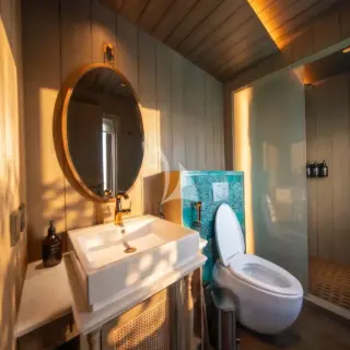 BHAVANA - Upper deck starboard double cabin en suite
