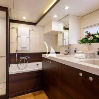 RADIANCE - Master cabin ensuite with shower + tub