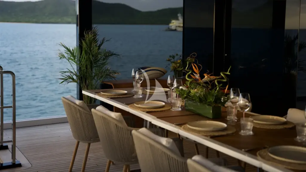 WHITE STAR - Main Salon dining 