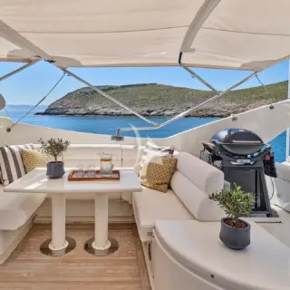 APEΙRON BLUE - Flybridge with BBQ