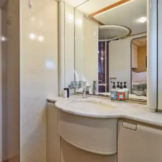 APEΙRON BLUE - Twin Cabin Bathroom