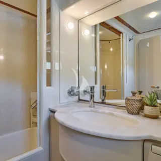 APEΙRON BLUE - Master Cabin Bathroom
