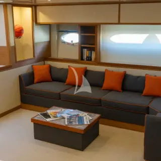 LE ONE - Main deck living room 