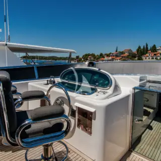 CONTE ALBERTI - Helm station on the Flybridge
