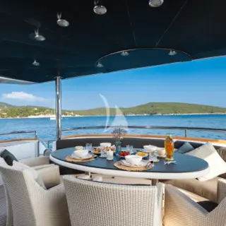 CONTE ALBERTI - Dining table on the aft