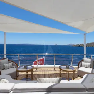 AMARYLLIS - bridge deck seating area