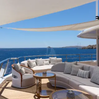 AMARYLLIS - bridge deck seating area
