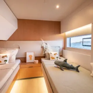 MILLENNIUM FALCON II - Factory photos - twin cabin