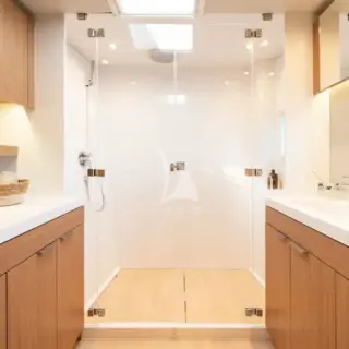 MILLENNIUM FALCON II - Factory photos - Master bathroom