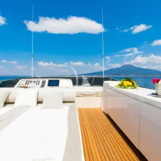 Flybridge solarium
