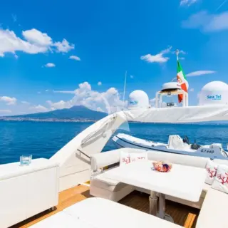 Flybridge alfresco dining option
