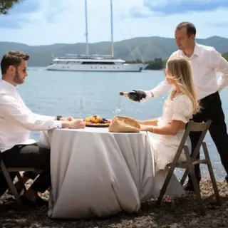 ANIMA MARIS - Champagne on shore
