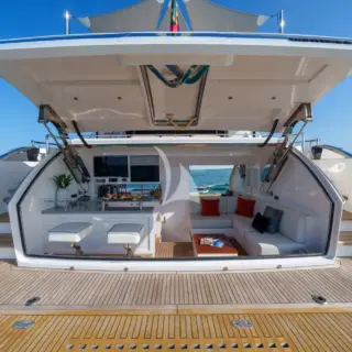 Louder - Stern beach club