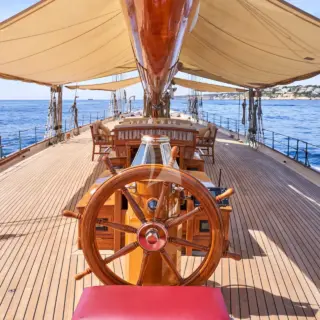 Uncluttered decks