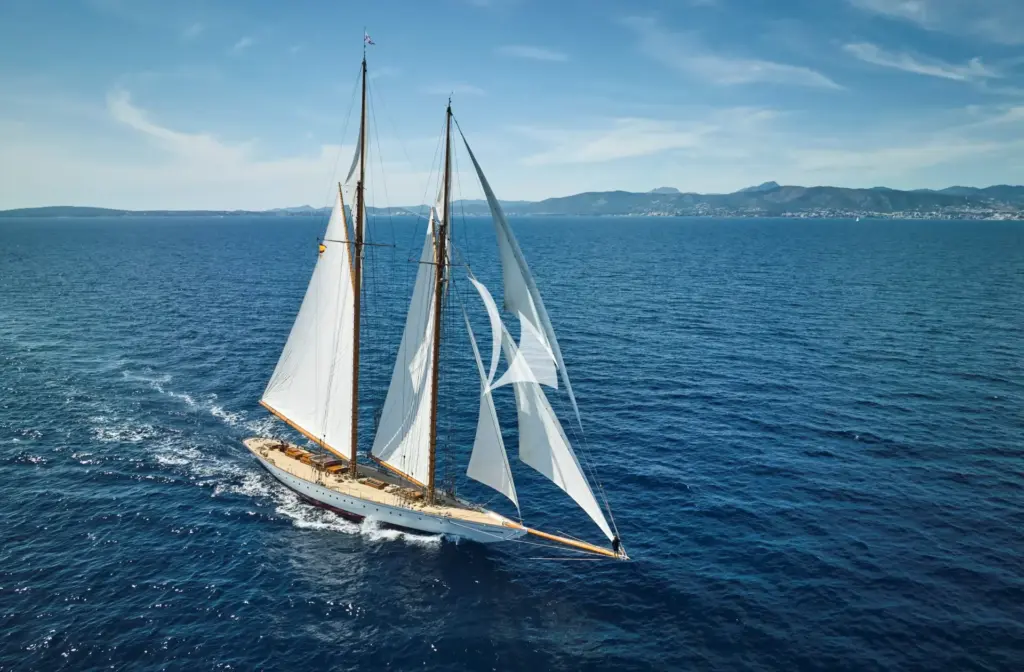 ELENA of LONDON - Sailing 