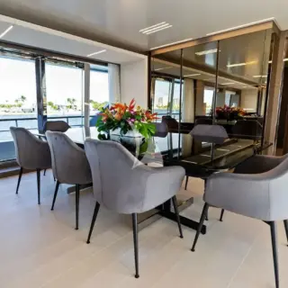 NO SURRENDER - SALON DINING
