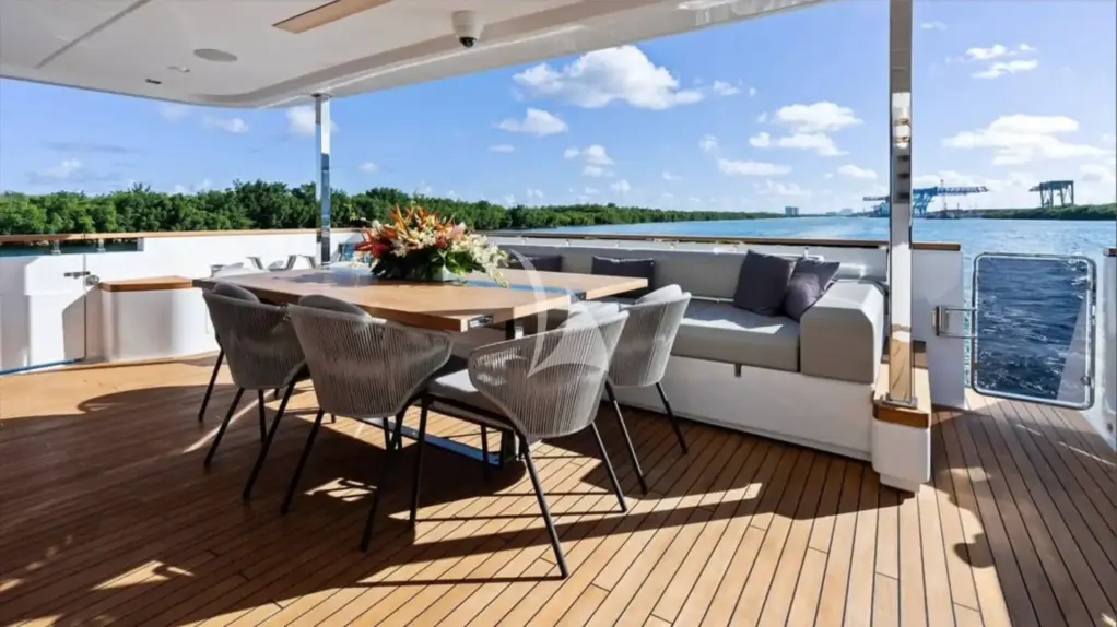 NO SURRENDER - AFT DECK SEATING