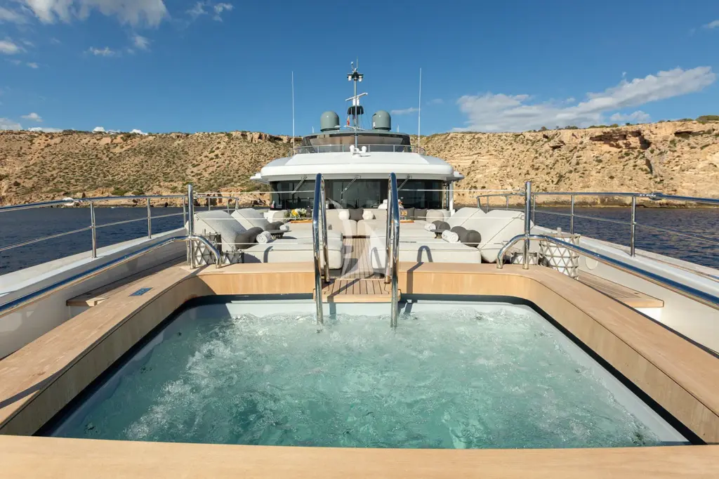 PAPER MOON - Foredeck jacuzzi
