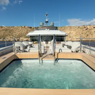 PAPER MOON - Foredeck jacuzzi