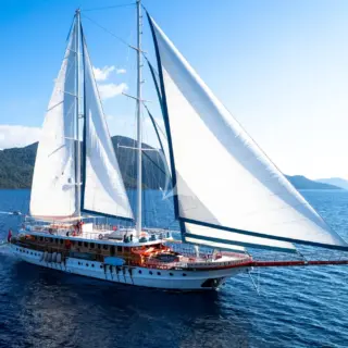 QUEEN ATLANTIS - Under Sail