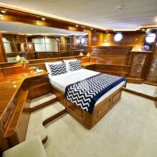 QUEEN ATLANTIS - Forward Master Cabin