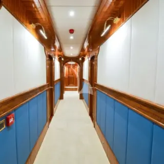 QUEEN ATLANTIS - Forward Corridor