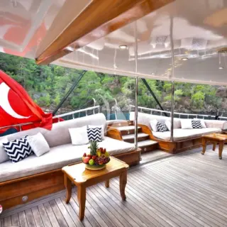 QUEEN ATLANTIS - Aft Lounging Area