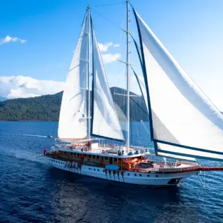 QUEEN ATLANTIS - Under Sail