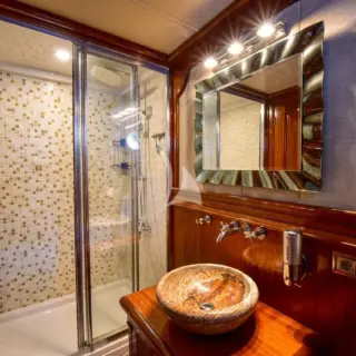 QUEEN ATLANTIS - Guest Cabin Bathrooms