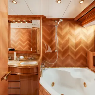 LADY G II - En suite facilities