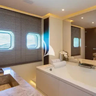 Master suite - 'her' bathroom