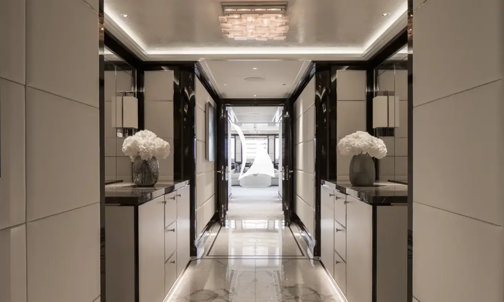 AQUILA - Owner's deck - Hallway