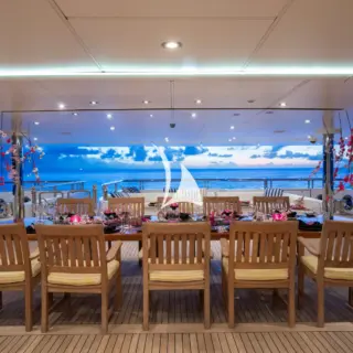 Main deck dining