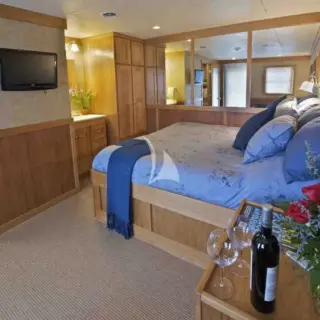'Captain' Cabin - Feature king or twin beds view window, windowed door, and private bath with Jacuzzi tub and shower.