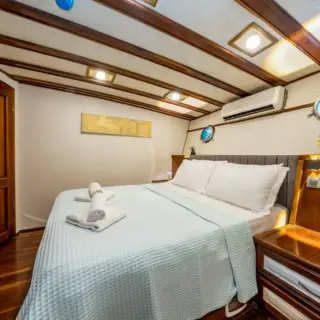 HOLIDAY X - Image 17