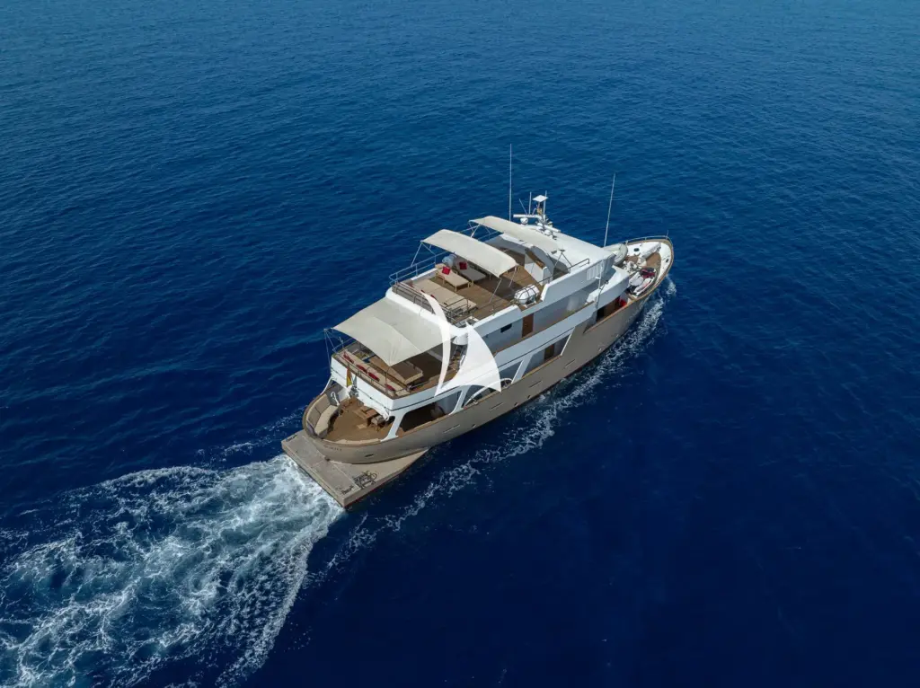 SEMAYA - Aerial view cruising