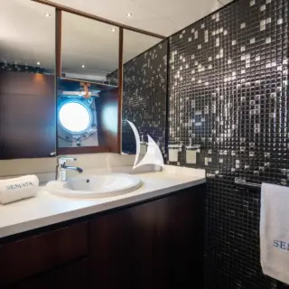 SEMAYA - Master cabin bathroom