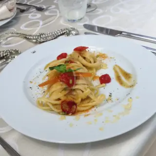 Linguine di Gragnano with pistachios pesto, anchovy sauce, fish eggs & tomato confit