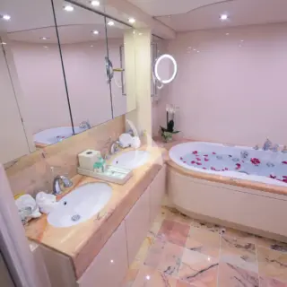 LADYSHIP - Master bathroom