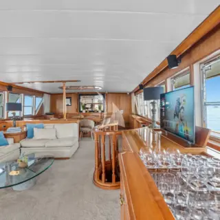 SALOON 83