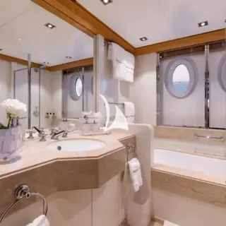 Guest cabin bathroom en suite