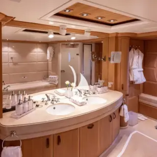 Master bathroom en suite