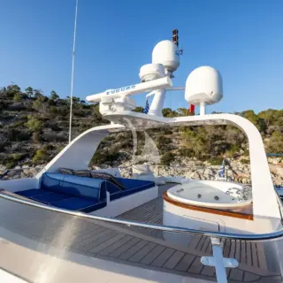 Flybridge jacuzzi