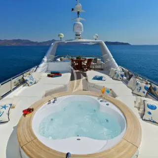 Sundeck jacuzzi